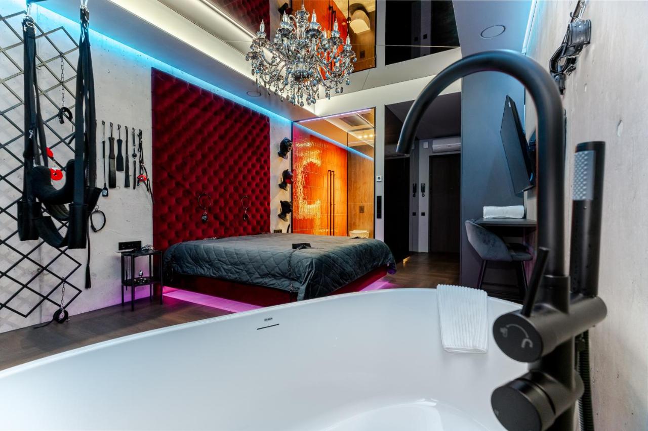 69 Fetish Apartments - B&B