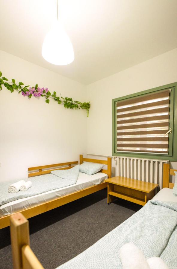 Chambre Lits Jumeaux avec Salle de Bains Commune