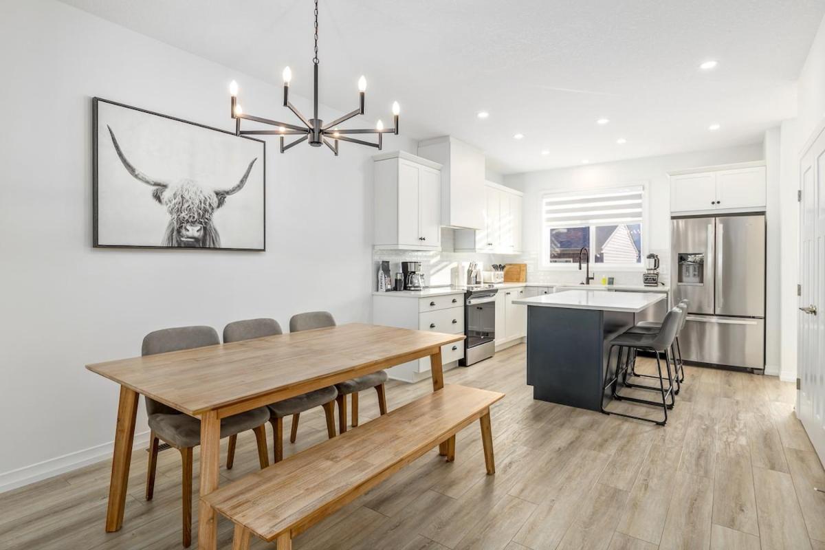 King Bed, AC, Fenced Yard, Family Friendly, 5 min South Health Campus - Chambres d'hôtes Calgary
