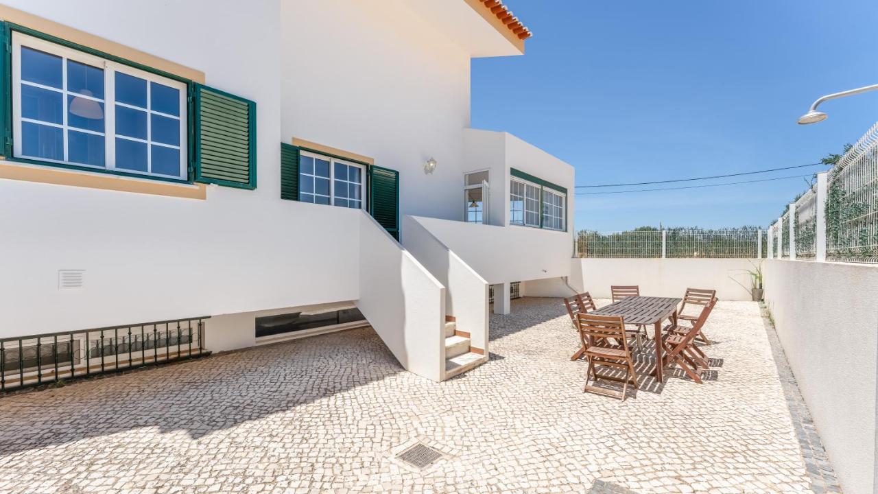 Serene Duplex House With Patio by LovelyStay - Chambres d'hôtes Vila Nova De Cacela