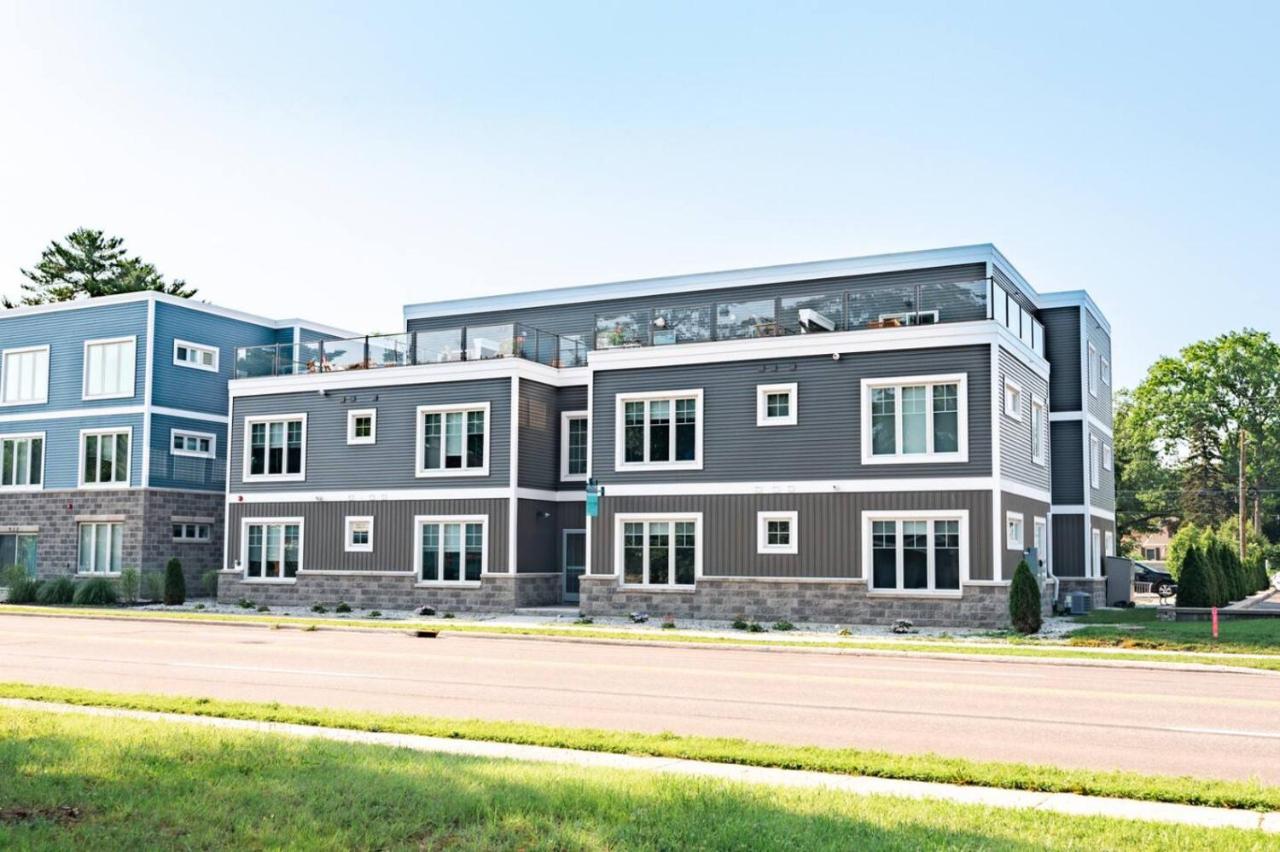 The Perch 14 on Front 2BR Private Hot Tub Patio Downtown Walks - B&B Traverse City