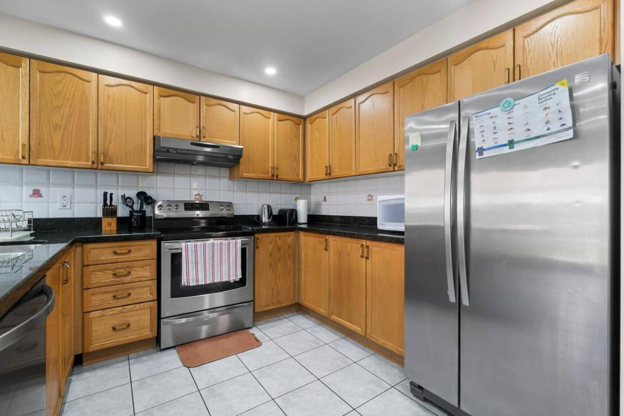 Cozy Family Home Netflix Backyard and Quiet Area - Chambres d’hôtes Mississauga