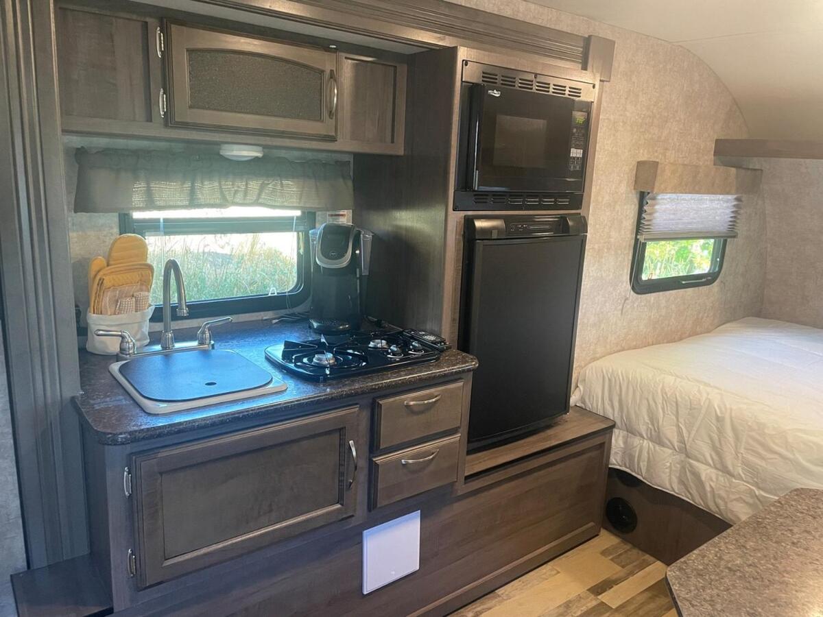 Charming WinnieTrailer with Cozy Private Patio Escape - Chambres d’hôtes Farmington