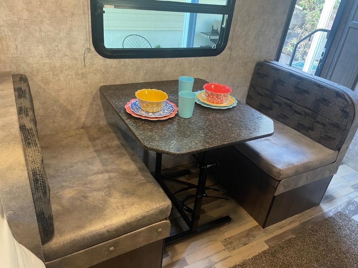 Charming WinnieTrailer with Cozy Private Patio Escape - Chambres d’hôtes Farmington