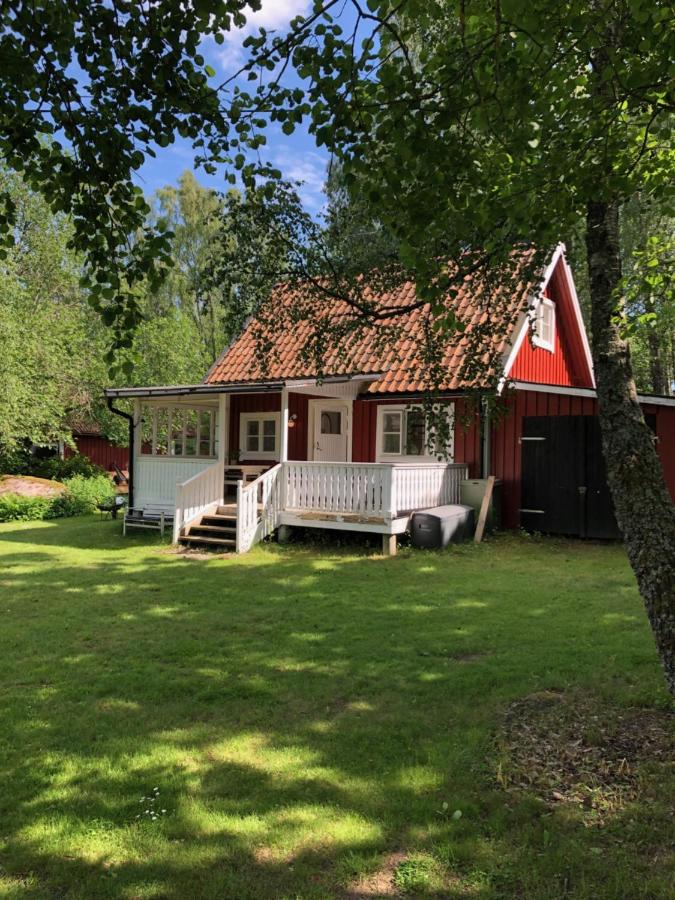 Forrest cottage by the lake - B&B Tränsum