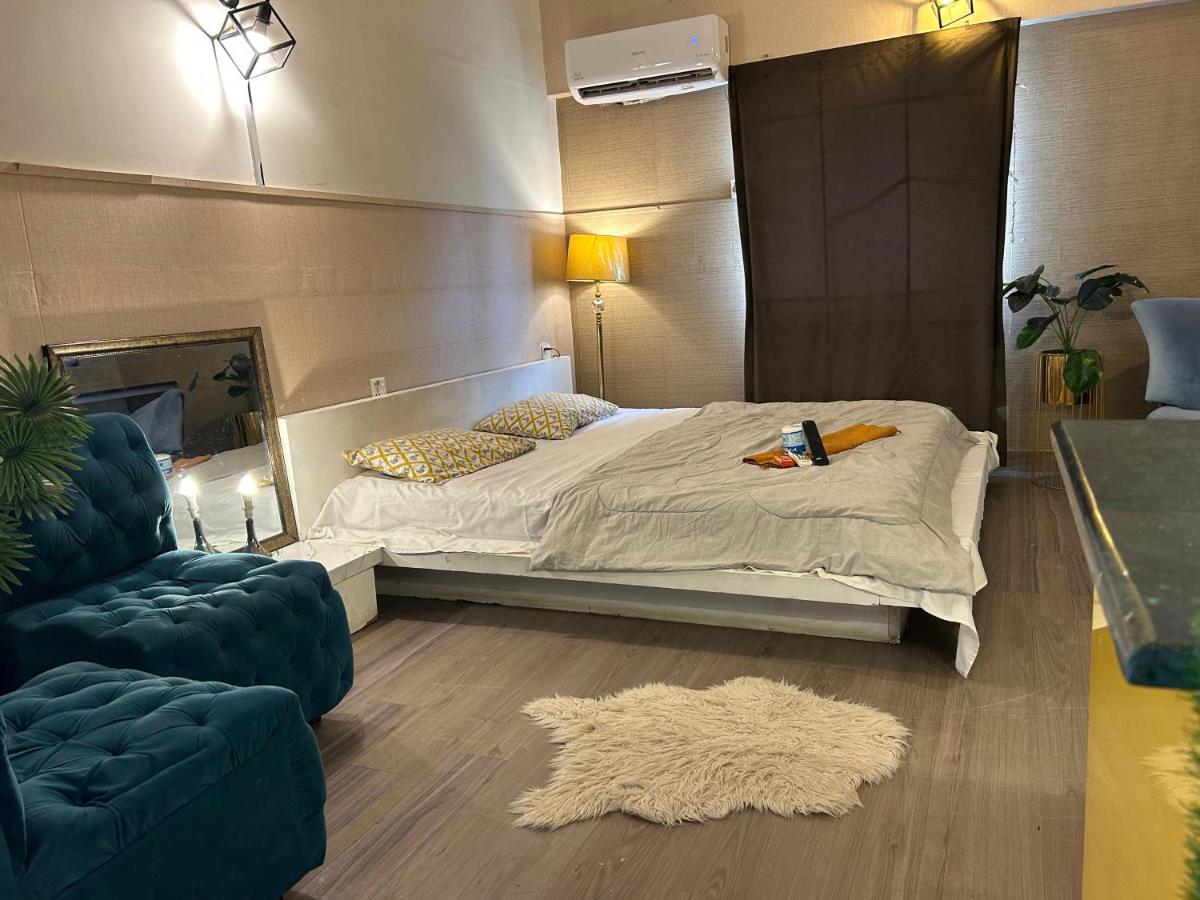 amstredam - B&B Karachi