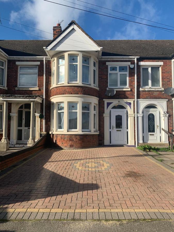 3 Bedroom House Near Coventry College & Warwickshire Hospital, free Netflix, Unli Wi-Fi, with Driveway Parking & Garden - 22DSC - Ferienwohnung Coventry
