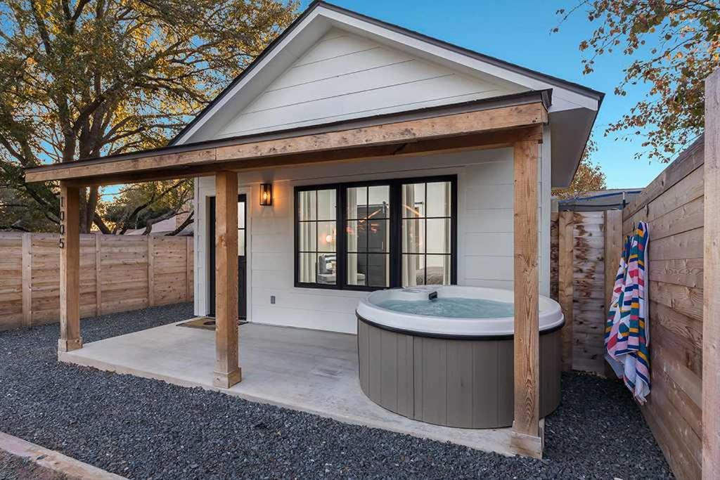 Alley Kat Guesthouse with private hot tub - B&B Fredericksburg
