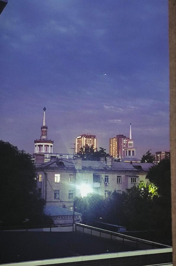 Большая квартира рядом с Филармонией на проспекте Чуй до 4 гостей - Chambres d’hôtes Bichkek