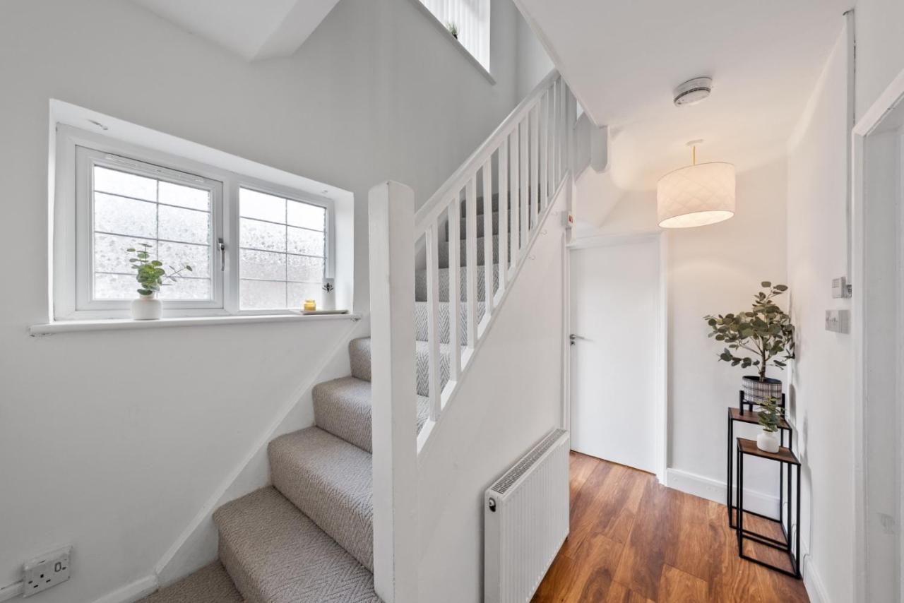 City Nest Service Accommodation HEATHROW Beautiful Spacious Home 5 min drive to Heathrow Airport Great transport links to Central London FREE PARKING! - B&B
