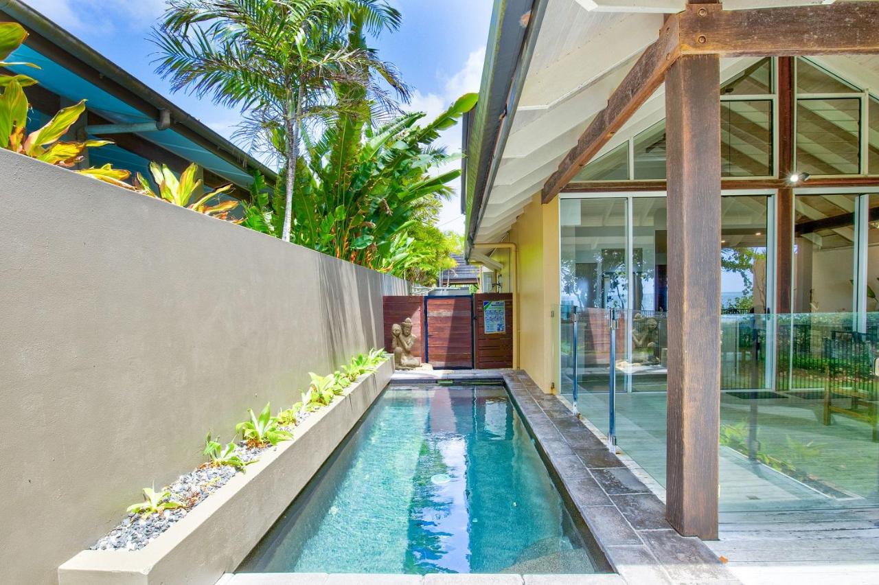 Fish on a Fence - Absolute Beachfront - B&B South Mission Beach