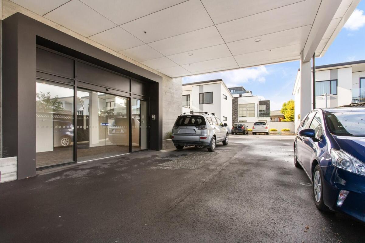 Stylish City Apartment with Balcony and Parking - Ferienwohnung Christchurch