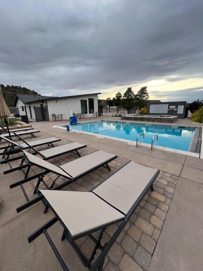 Access Zion & Bryce! Tiny Home with Rooftop Deck and Hot Tub - B&B Apple Valley