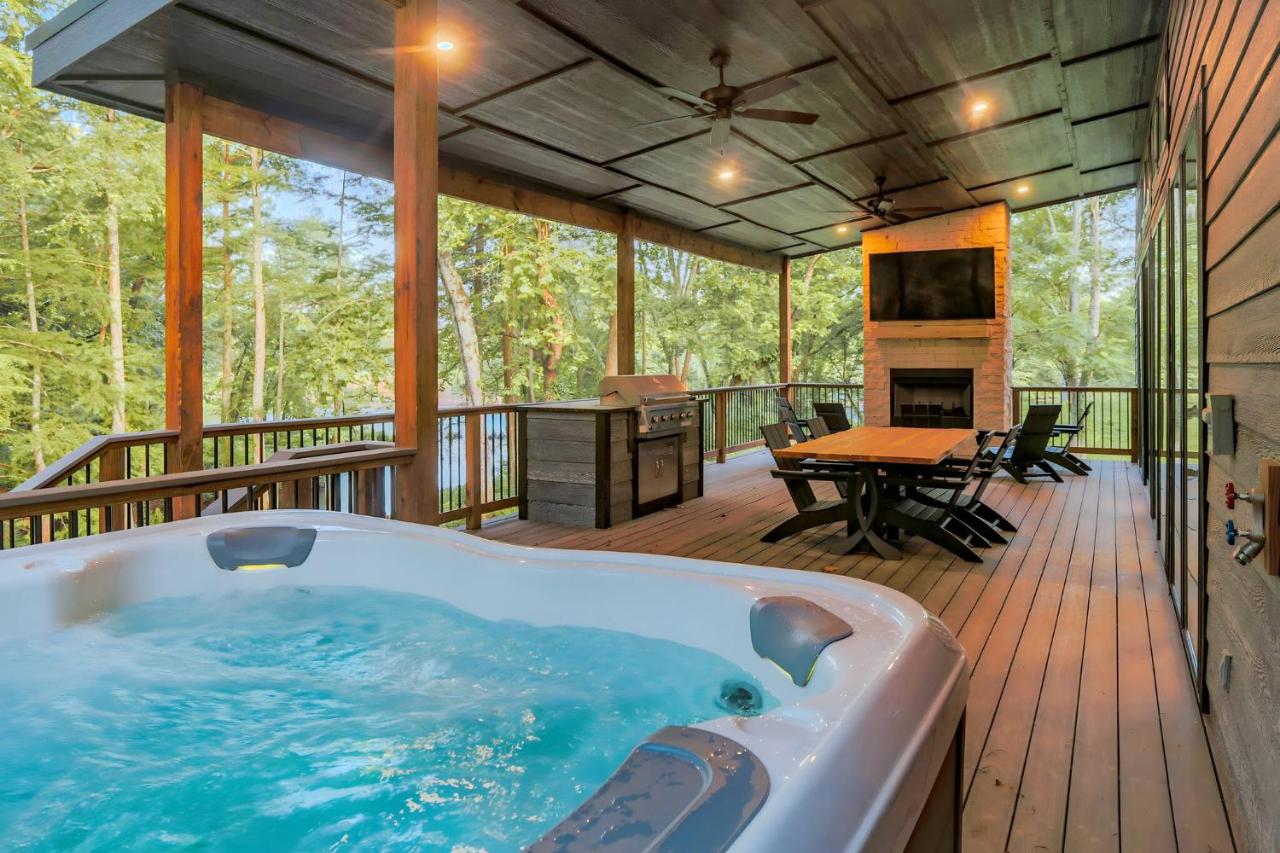 Riverside Retreat | Hot Tub, Riverfront, Sleeps 14 - B&B Broken Bow