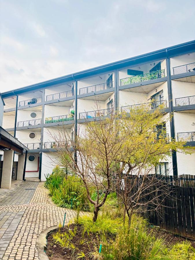 Cosy escape Balcony High speed WiFi Amenities - Ferienwohnung Johannesburg