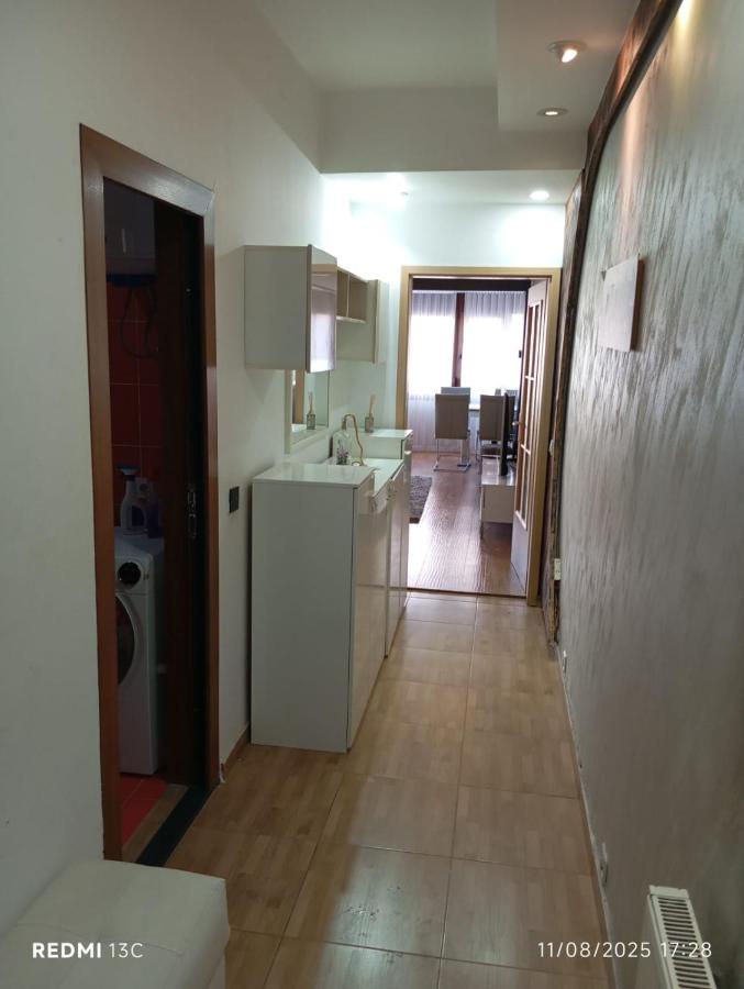 Bust Station Flat 32 - Ferienwohnung Prizren