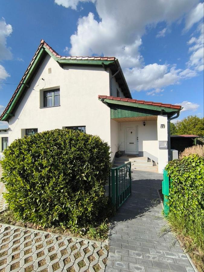 Modernes Ferienhaus mit 4 separaten Appartements, je mit vollausgestatteter Küchenzeile und eigenem Bad, 2 Gehminuten zum Badesee, Garten, Grillplatz, Kinderspielbereich, Hunde auf Anfrage willkommen - B&B Blumenholz