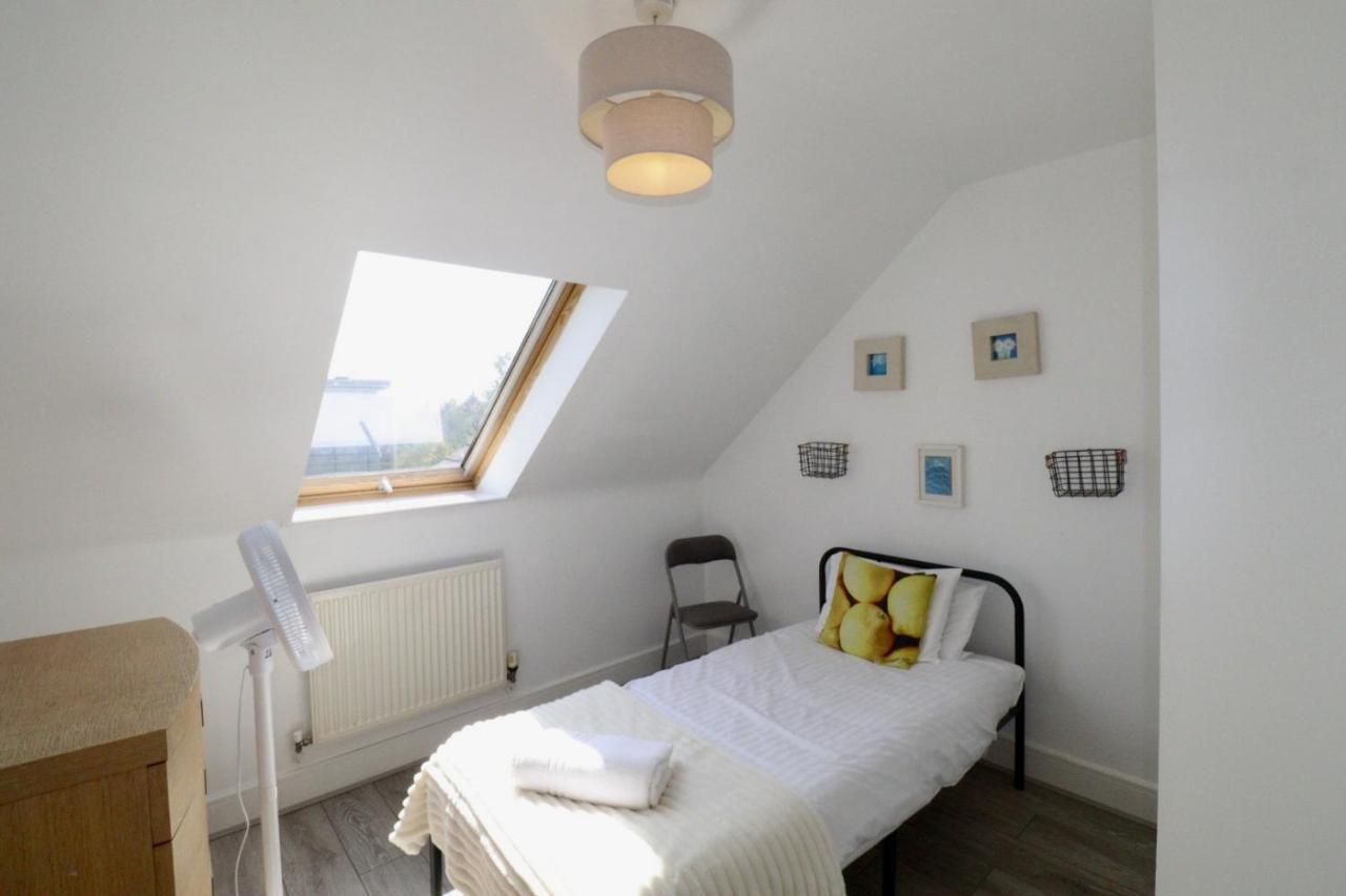 Egham Modern Two Bedroom Apartment - B&B