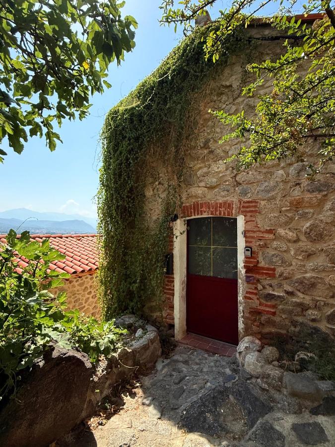 Charming stone house in Eus - Vue sur les Montagnes & Confort 2025 - B&B