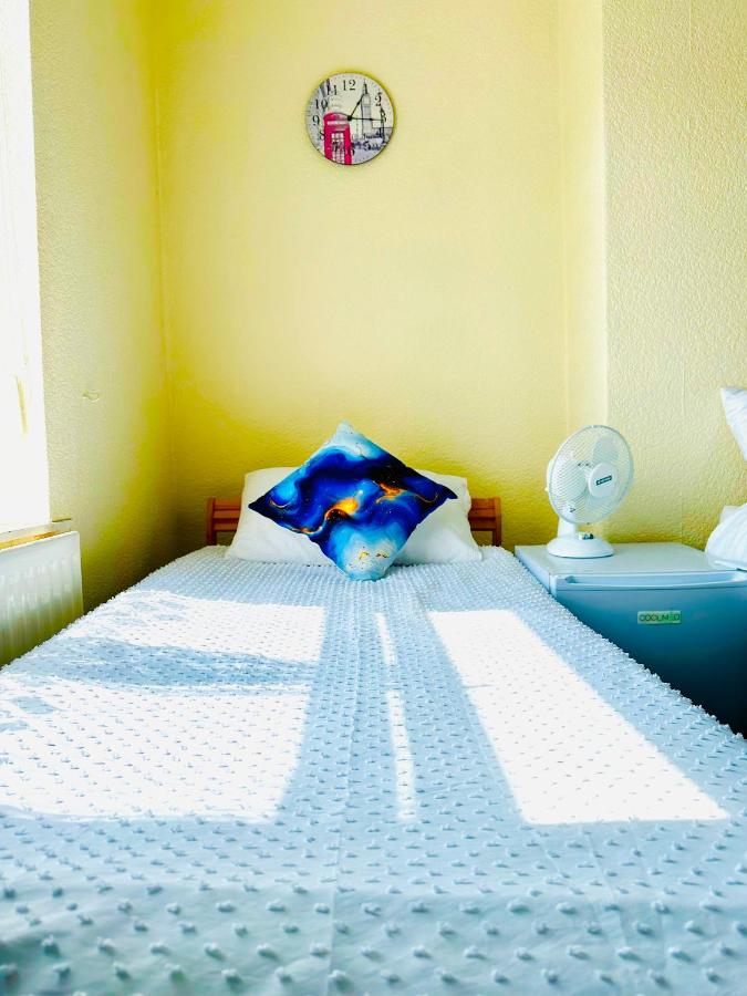 Basic Triple Room with Shared Bathroom