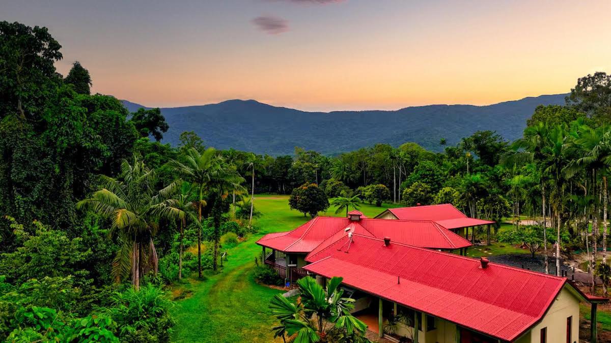 Ahana Hillside - Scenic Stay Near Cairns - B&B