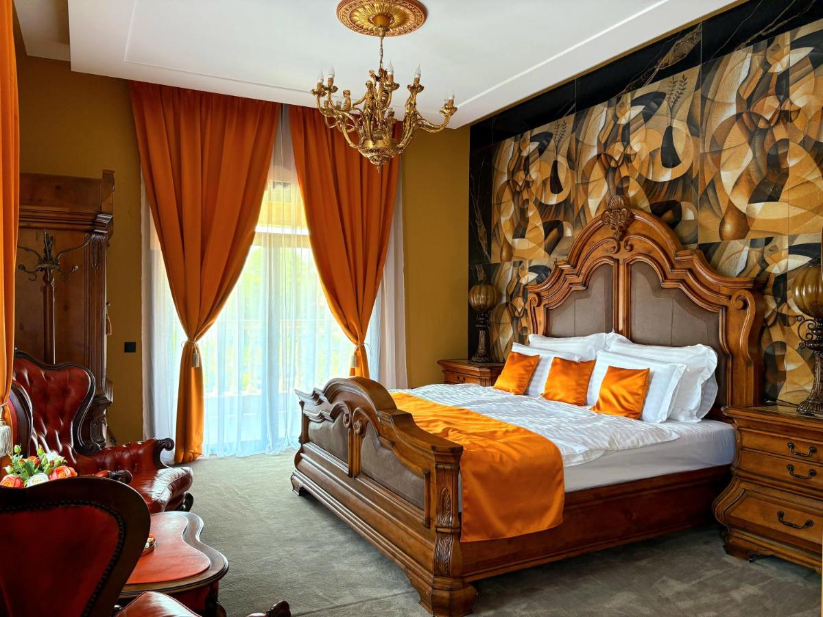 Habitación con cama extragrande y balcón