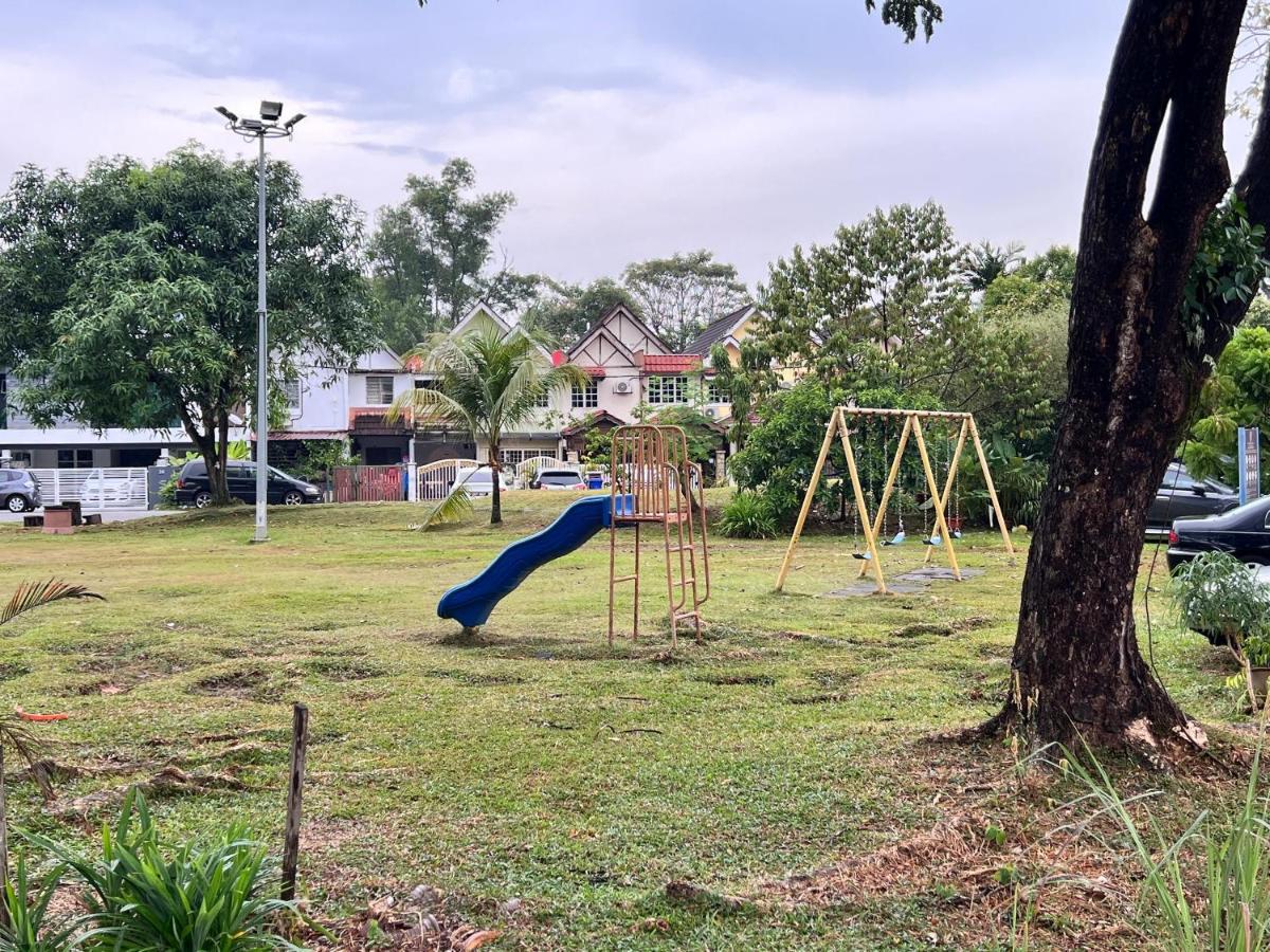 Homestay Rumah Kolek, Shah Alam - Chambres d’hôtes Shah Alam