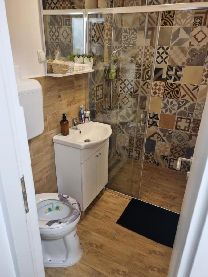 Studio Apartman Bojana 34m2,free wifi,parking - Chambres d’hôtes Sisak