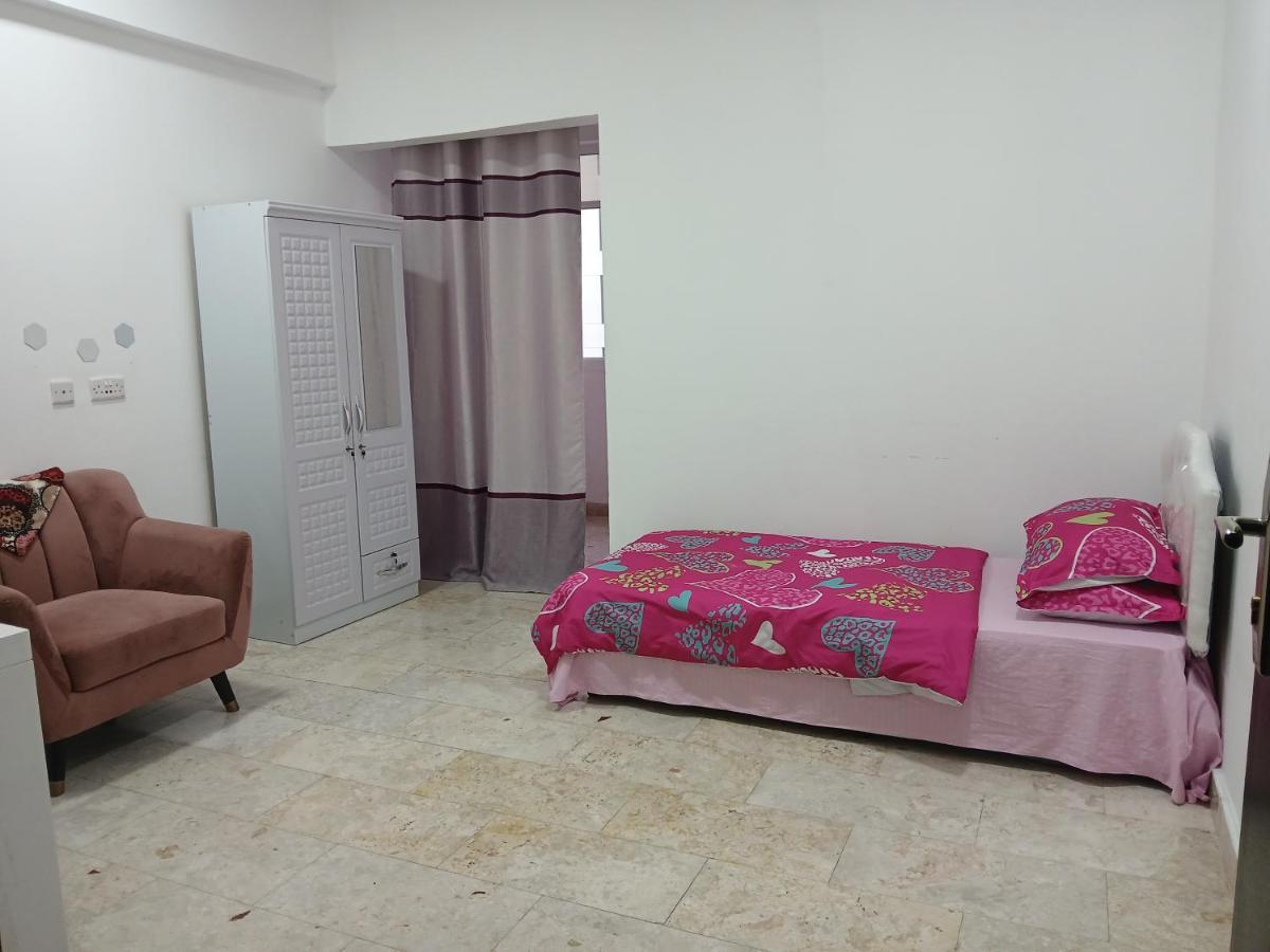 Room with private bathroom in a flat - Ferienwohnung Maskat
