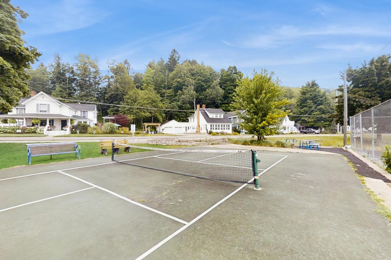 Steps to Crystal Lake! Group Getaway w/ Hot Tub - B&B Beulah