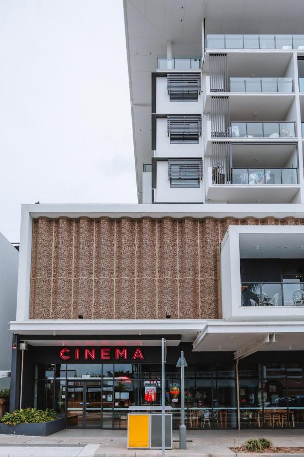 Top Floor 3BR Apartment with Bay Views, Rooftop Pool, Study, 2 Secure Car Parks in Wynnum - Bed and Breakfast Brisbane