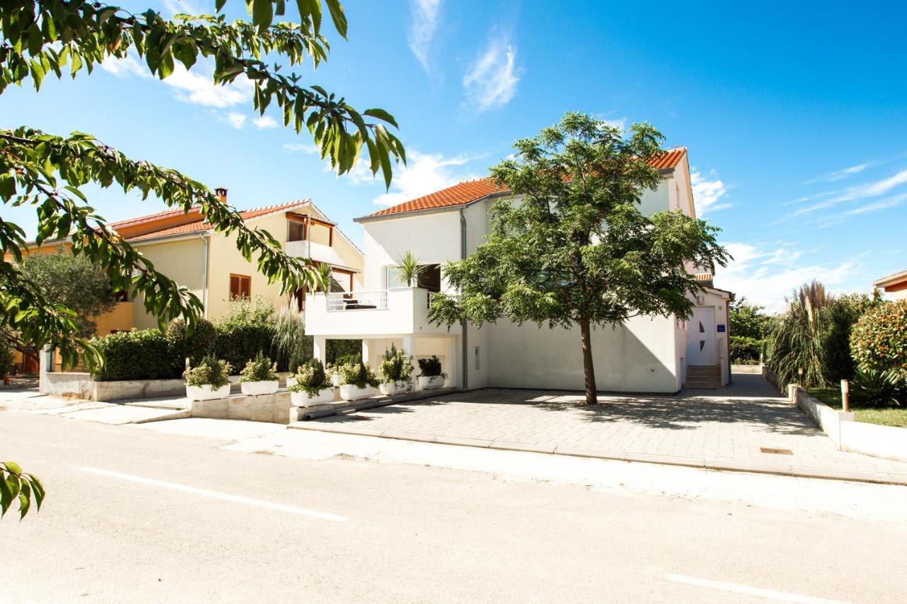 Apartment Sunny Spell with free parking and garden - Chambres d'hôtes Zadar