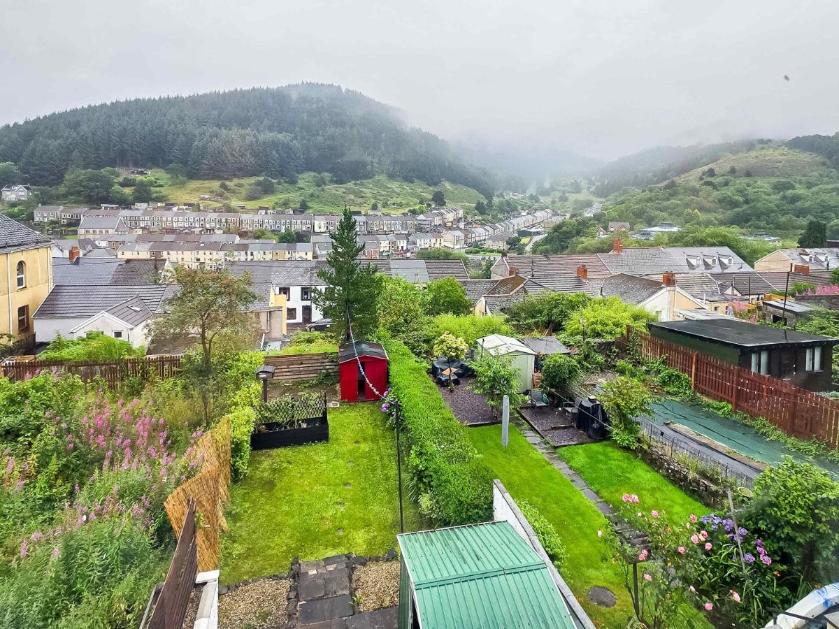 Tree Tops by StayStaycations - B&B Glyncorrwg