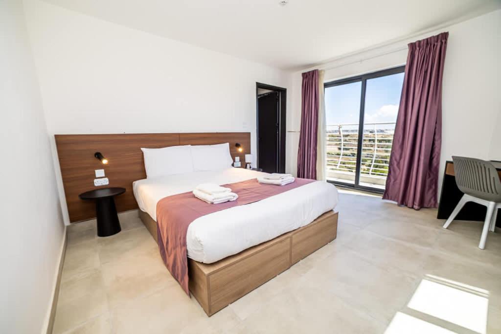 Peaceful 1-Bedroom Apartment Stunning Views - by HostMT - Chambres d’hôtes San Pawl il-Baħar