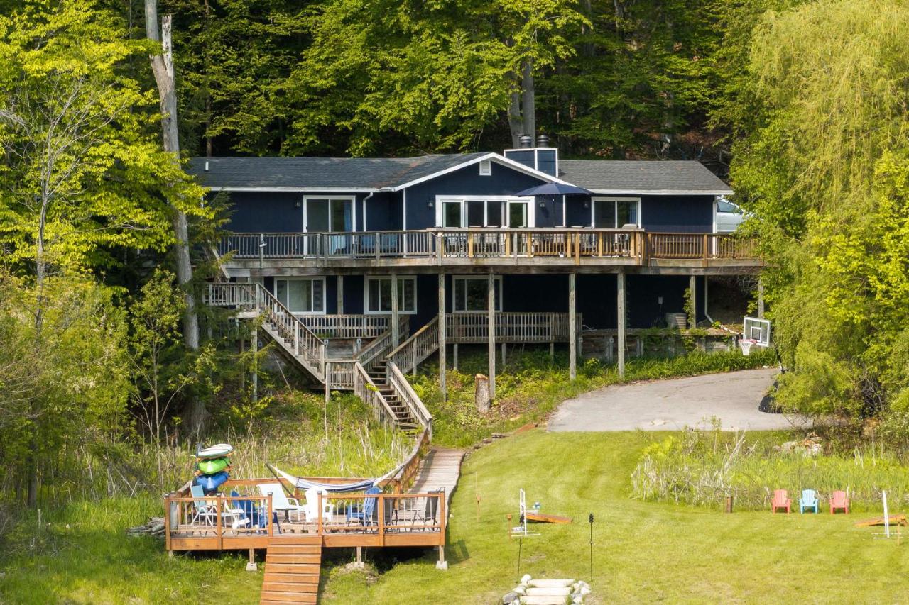 Waterfront Deck and Dock Torch Lake Home! - B&B