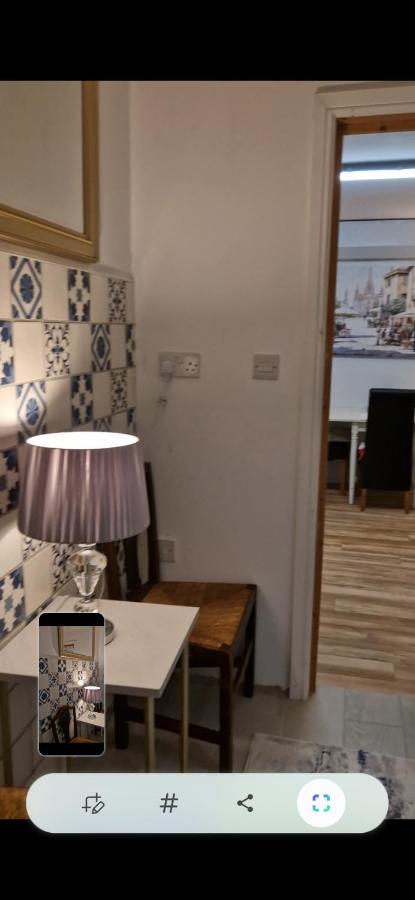 Located close to major businesses - B&B Brístol