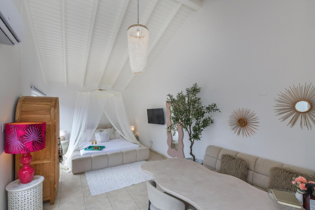 Moderne Studio Sea dichtbij de zee met zwembad - B&B