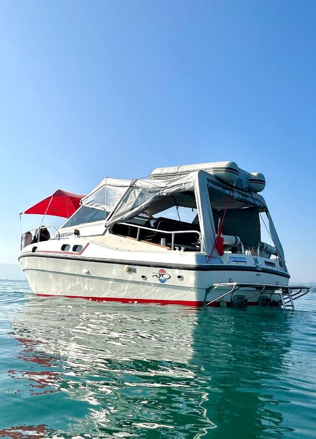 Gemütliches Motorboot im Yachthafen von Romanshorn - B&B