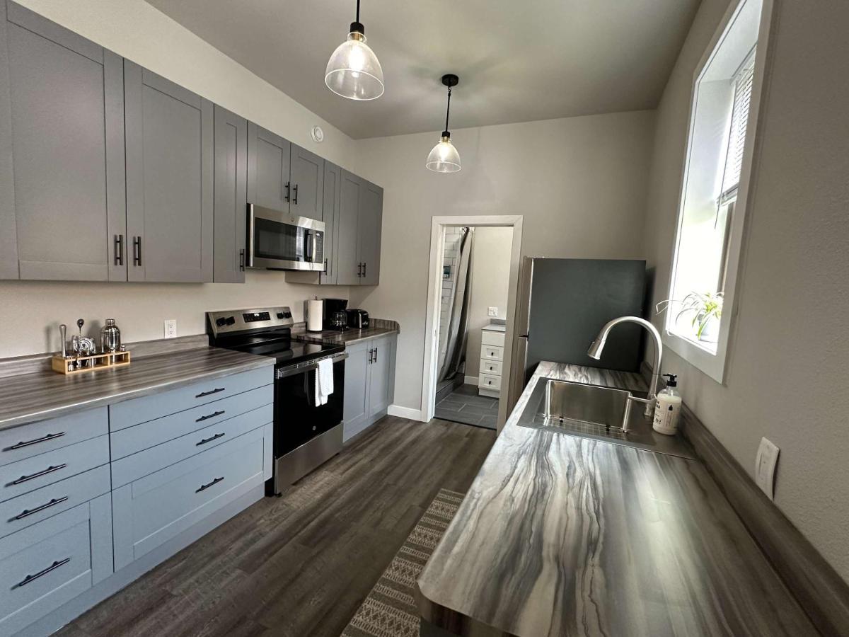 Downtown Minimalist Apartment - B&B International Falls