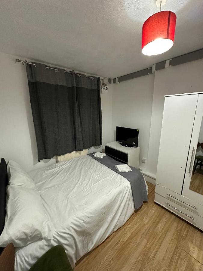 Budget Ensuit Room, Quiet Stay, East London, Fast WiFi, Steps Away From London Eye, Near Metro - B&B Londra