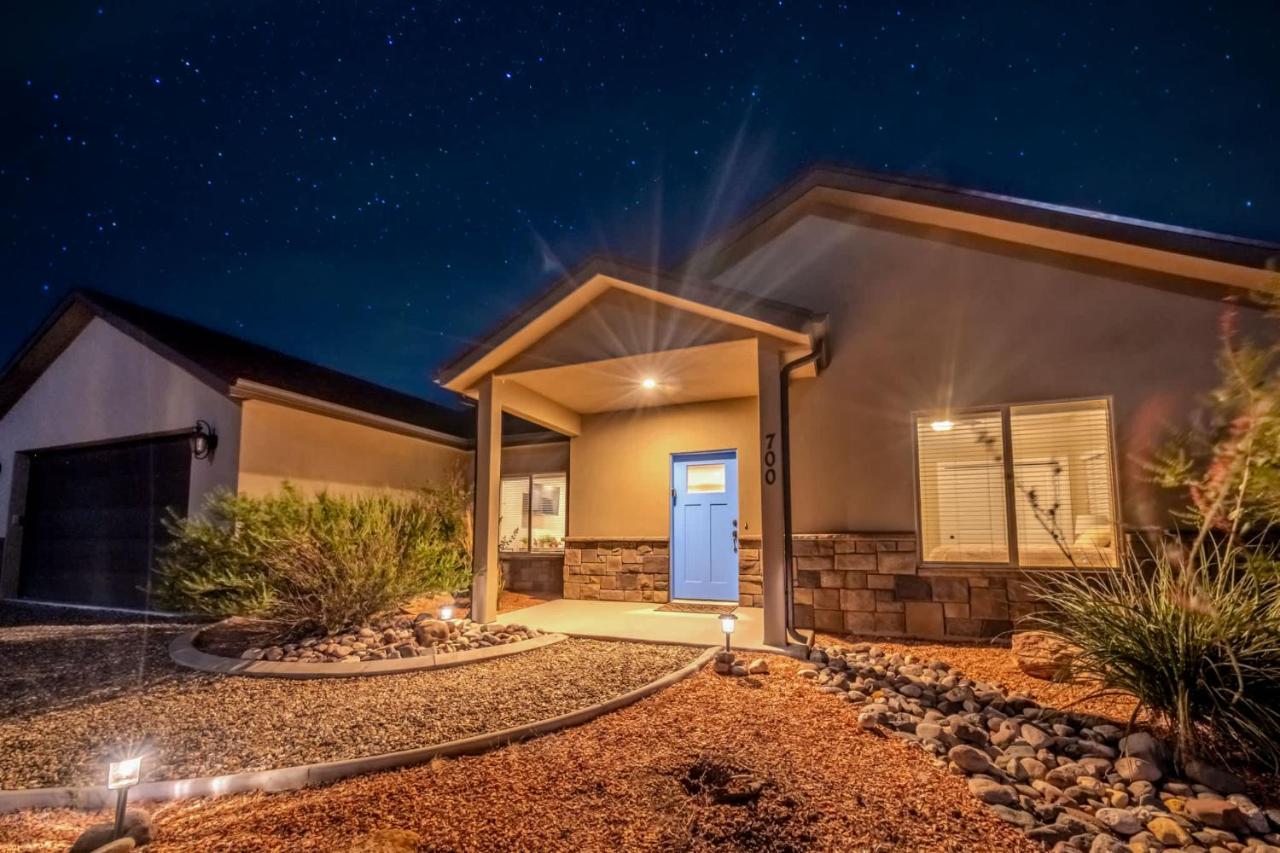 Beautiful Family and Pet-Friendly Home Near National Parks with NEW Hot Tub - Chambres d'hôtes Kanab