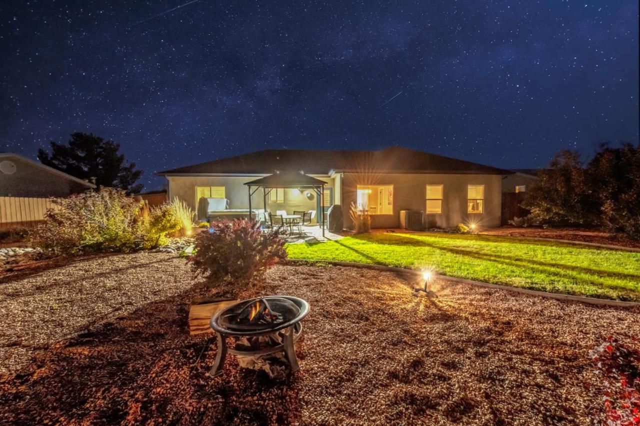 Beautiful Family and Pet-Friendly Home Near National Parks with NEW Hot Tub - Chambres d'hôtes Kanab
