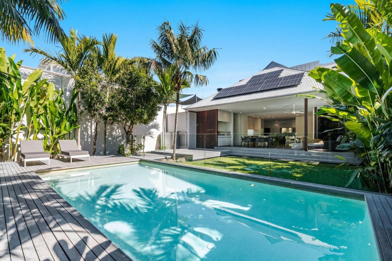 Alpha Luxe - Pet Friendly Luxury Home and Heated Pool - B&B
