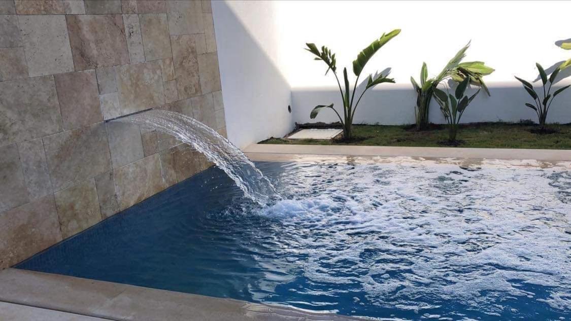 Superbe villa balnéaire avec piscine proche de la plage et la mer - Ferienwohnung Qamarţ