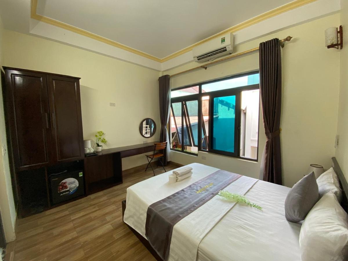 Zimmer mit Queensize-Bett und Poolblick