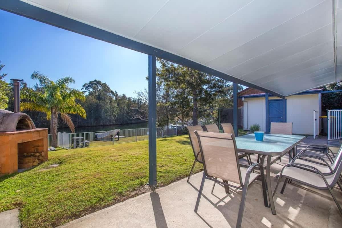 Waterfront Wonder - lakeside home w. private jetty - B&B