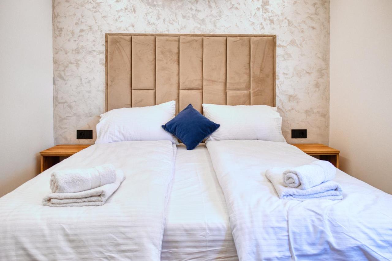 Deluxe One-Bedroom Apartment