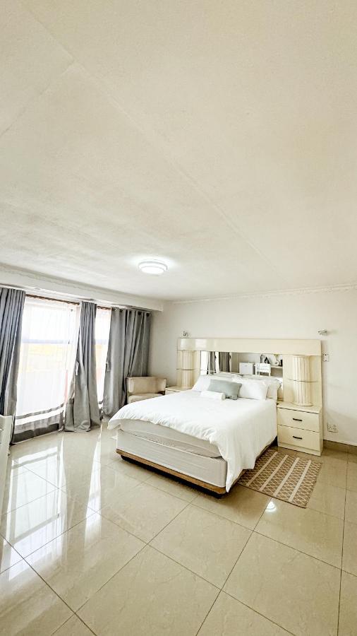 Bay Nomad Self-Catering Guesthouse - Bed and Breakfast Walvisbaai