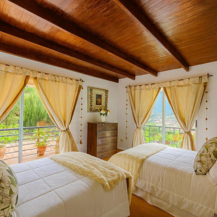 Standard Twin Room with Mountain View