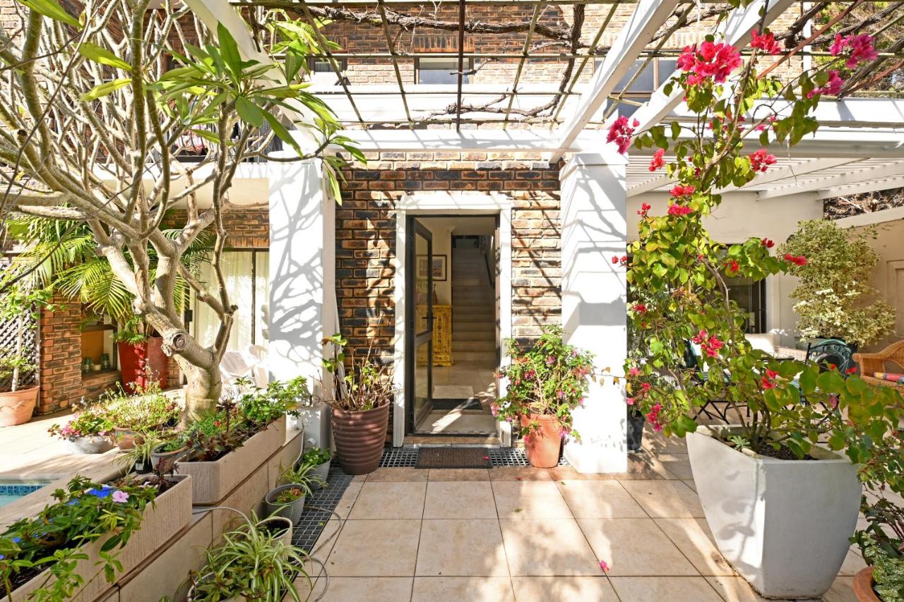 Camera Matrimoniale con Vista Giardino